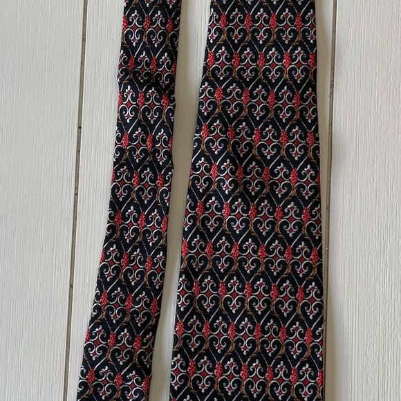 Nina Ricci Black and Red Silk Fabric with Intricate Design - Picture 4 of 7